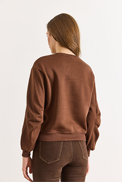 Olalook Γυναικείο φούτερ με λεπτομέρεια σε καφέ χρώμα και κέντημα επένδυση fleece SWT-19000789