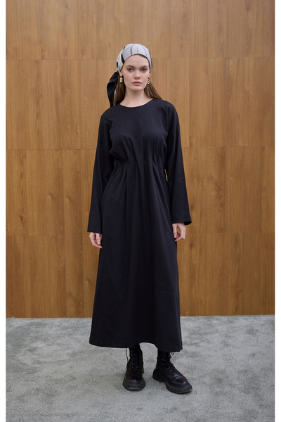 Birgül Bektaş Μαύρο φόρεμα με κρυφή λεπτομέρεια πλισέ