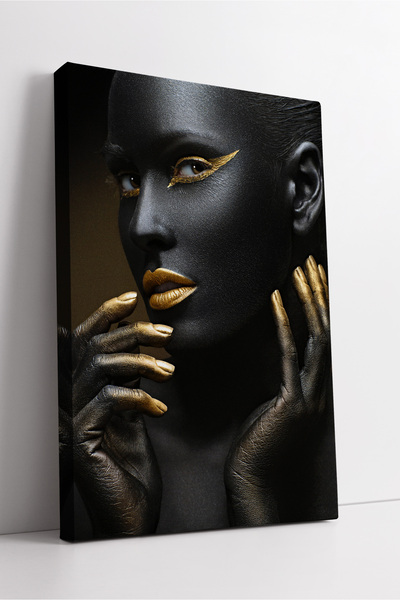 KOSS Dijital Μαύρο πορτρέτο με χρυσή λεπτομέρεια σε κοντό πλάνο Αισθητική μον...