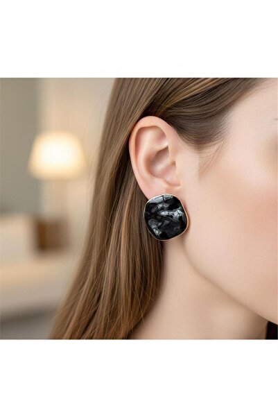 Pelin Aksesuar أقراط مربعة ذات حواف ذهبية منقوشة بالرخام الأسود والأبيض