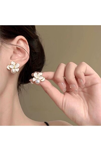 Pelin Aksesuar Beyaz Mineli Çiçek ve İnci Detaylı Çivili Küpe