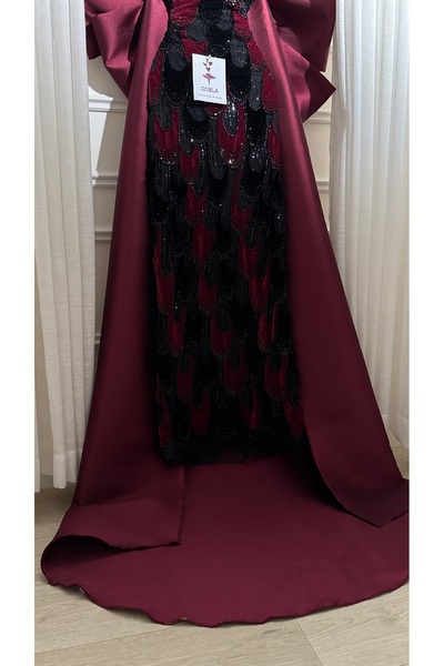 Onila The dress is made of high-quality velvet with luxurious beading and a royal Mikado train.