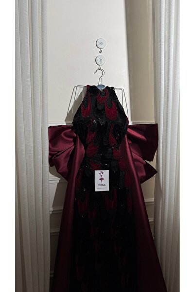 Onila The dress is made of high-quality velvet with luxurious beading and a royal Mikado train.