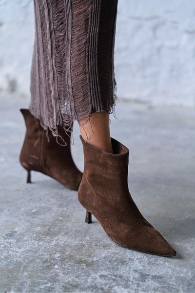 Lively Stylish Γυναικείες κοντές μπότες από σουέτ με μοντέρνα μοντέρνα γόβες με μυτερή μύτη Trisha