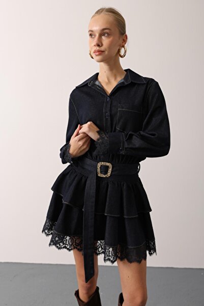 CKM MODA فستان دينورا قصير من الدنيم بتفاصيل دانتيل متعددة الطبقات باللون الأ...