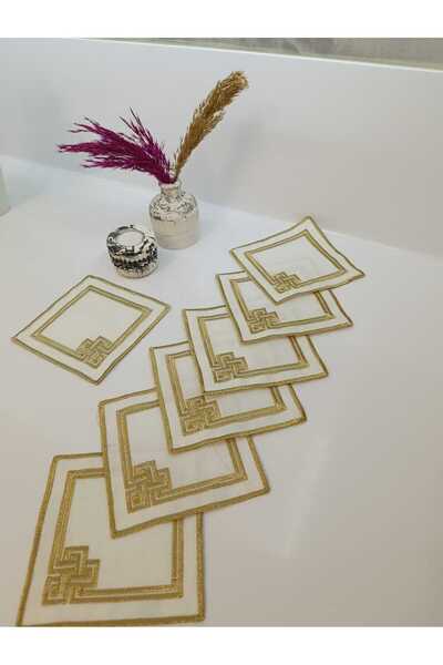 Özyer Çeyiz 6 τεμάχια χαρτοπετσέτες παρουσίασης στο πλάι του καφέ