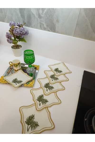 Özyer Çeyiz 6 τεμάχια χαρτοπετσέτες παρουσίασης στο πλάι του καφέ