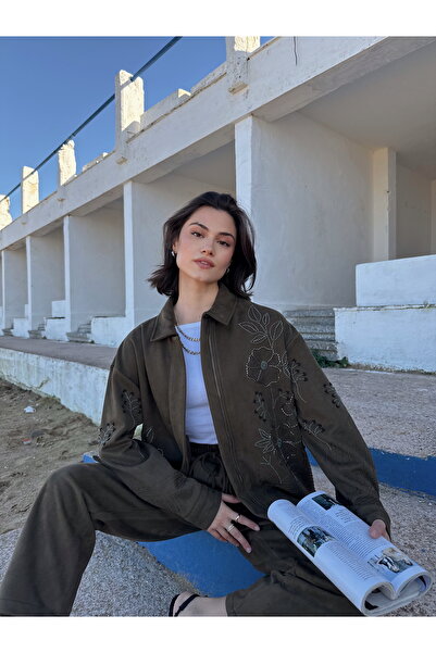 MİA NOURA Γυναικείο μπλουζάκι με κέντημα με χάντρες στο μπροστινό μέρος του μανίκιου από ύφασμα σουέτ μπαμπίρ