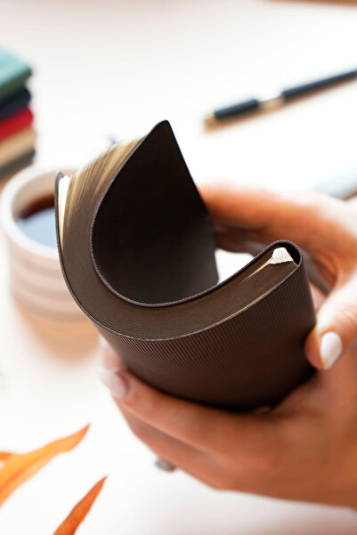 Victoria's Journals Smyth Stripes A5 Flexible Cover Vegan Leather Notebook – 192 Pages, 80g Ivory Paper, Colored Edge