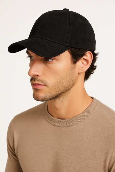 CosmoOutlet Ανδρικό αθλητικό καπέλο από μαύρο συνθετικό σουέτ με ρυθμιζόμενη μεταλλική πόρπη