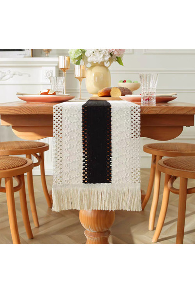 bity thok A luxurious tablecloth with a modern design in black and white and elegant scalloped edges.