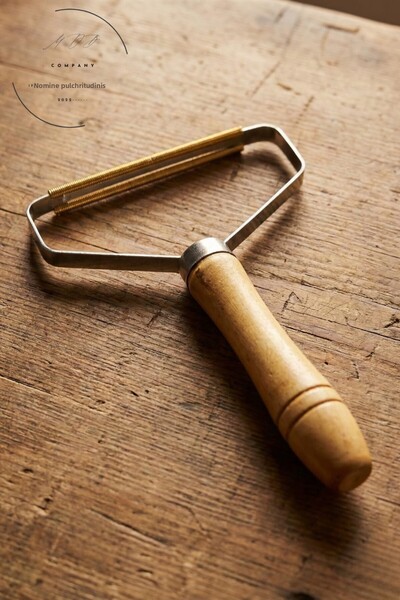 FORSEİ LUCA Wooden Handle Iron Clothes Lint Remover and Hair Remover Tool | Cat Dog Sweater Cardigan Carpet Fabric Hair Collection