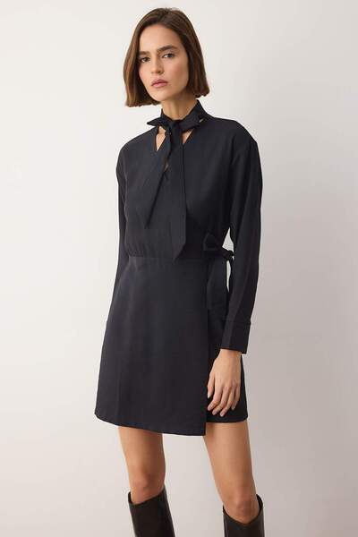 Trendyol Collection Μαύρο ίσιο κοντό / μίνι υφαντό φόρεμα TWOAW26EL00291