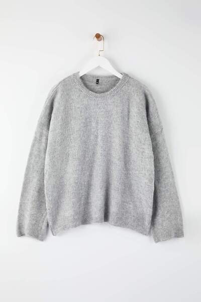 Trendyol Curve Wardrobe Essentials Gray Soft Textured Wide Fit Basic Knitwear Sweater Tbbaw26An00066