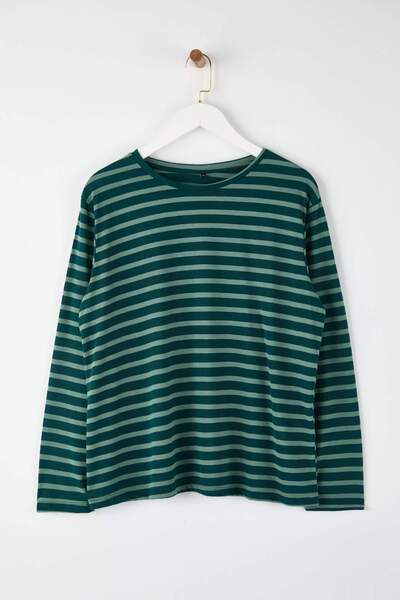 Trendyol Curve Πράσινο ριγέ κανονικό/κανονική εφαρμογή Πλεκτό μπλουζάκι με λαιμόκοψη TBBAW26BF00003