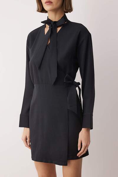 Trendyol Collection Μαύρο ίσιο κοντό / μίνι υφαντό φόρεμα TWOAW26EL00291