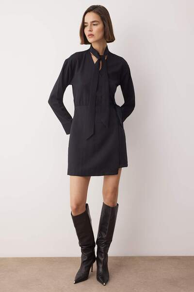 Trendyol Collection Μαύρο ίσιο κοντό / μίνι υφαντό φόρεμα TWOAW26EL00291