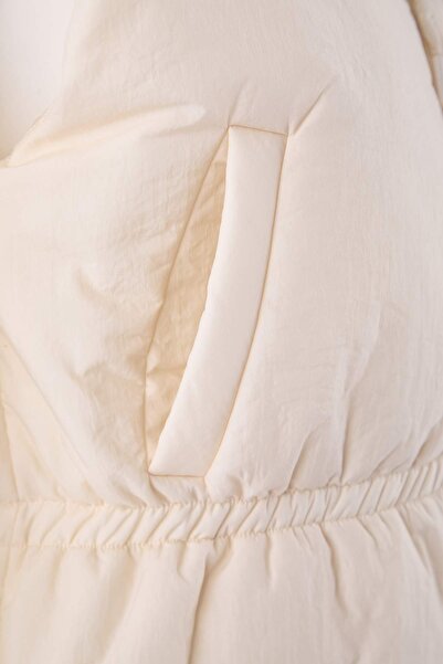 Trendyol Collection Екрю Регулярний фасон Трикотажний капюшон Деталізований надувний жилет TWOAW26YE00023