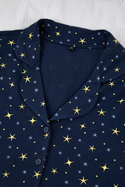 Trendyol Curve Σετ πιτζάμες πλεκτό πουκάμισο-παντελόνι με μοτίβο Galaxy Navy Blue 100% βαμβάκι TBBAW26AI00017