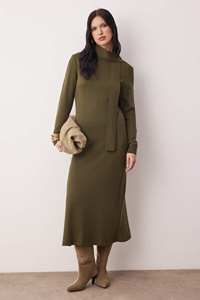 Trendyol Modest Φόρεμα πλεκτό με λεπτομέρεια χακί κασκόλ TCTAW26EB00066