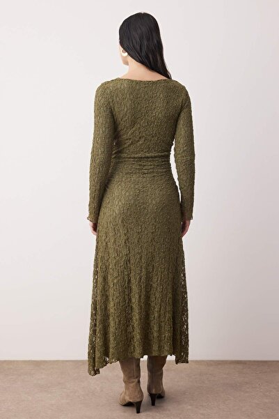 Trendyol Modest Πλεκτό φόρεμα από ύφασμα δαντέλας με επένδυση χακί TCTAW26EB00053