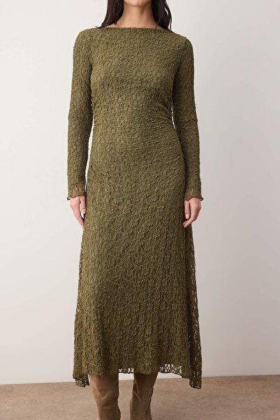 Trendyol Modest Πλεκτό φόρεμα από ύφασμα δαντέλας με επένδυση χακί TCTAW26EB00053