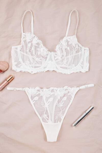 Trendyol Curve Λευκό Κεντημένο Πλεκτό Σετ Εσωρούχων με Κορδόνια Κρεμαστά Πλεκτά Εσώρουχα TBBAW26DG00003