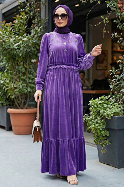 Neva Style Φόρεμα με λουλουδάτη λεπτομέρεια σε σκούρο λιλά βελούδο 3713KLILA