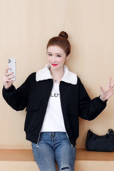 dorbe cozy black winter jacket with soft white faux-fur collar