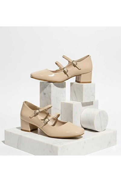 Chance New model women's shoes in glossy leather with two stripes on the front add elegance and beauty to the outfit.