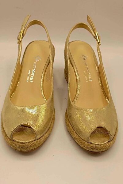 Ametist صندل بكعب عريض من الجلد باللون الذهبي من Terre...