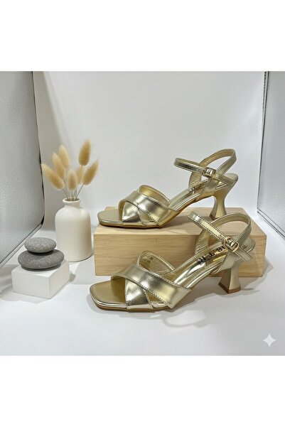 Btr Women's sandals with a stylish and comfortable X-shaped heel at the front and a back strap for size adjustment.