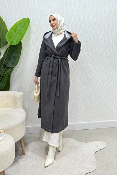 Tesettür Diyarı Παλτό Αρέν με κουκούλα και ζώνη, τύπου τεσεττούρ - Καπνιστό