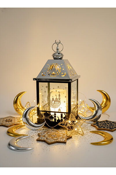 Living فانوس رمضان مضاء باللون الأسود مع لمسة فضية أنيقة مزخرفة