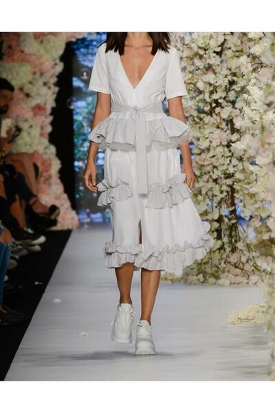 MERT ERKAN فستان بوبلين أبيض متوسط الطول بتفاصيل مكشكشة