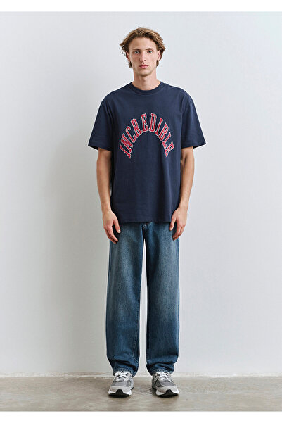 Mavi Bedrucktes marineblaues T-Shirt mit lockerer Passform / lockerer, bequemer Schnitt 0612882-89353