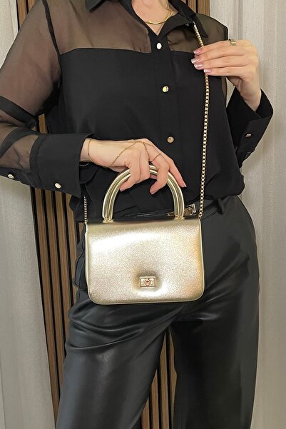 themoiss حقيبة يد نسائية من Fibag ذهبية اللون لامعة مع تفاصيل حزام سلسلة