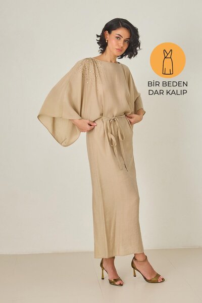 Setre Μπεζ φόρεμα με λεπτή εφαρμογή με λεπτομέρεια από πέτρα στον ώμο και με μακρύ μανίκι με μήκος μίντι