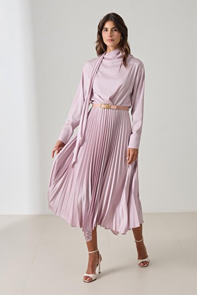Setre Темно-рожеве плаття з поясом, з довгими рукавами та плісированою спідницею середньої довжини