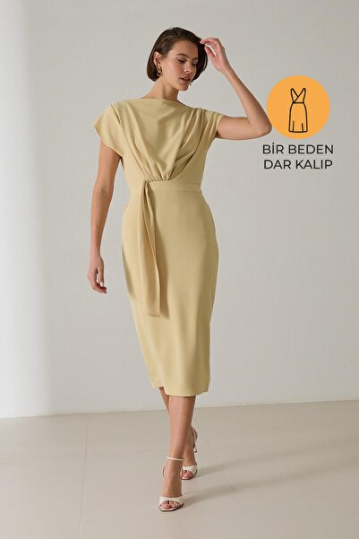 Setre Φόρεμα με λεπτομέρεια από βούτυρο κίτρινο χρώμα, λεπτομέρεια στην μέση, λεπτομέρεια στο γιακά, λεπτομέρεια στο μίντι μήκος, λεπτή εφαρμογή