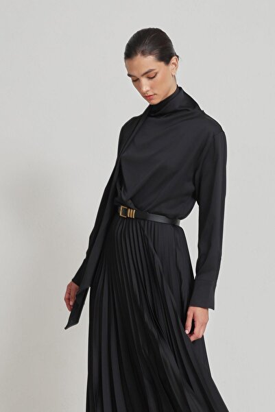 Setre Чорна сукня з поясом, з довгими рукавами та плісированою спідницею середньої довжини