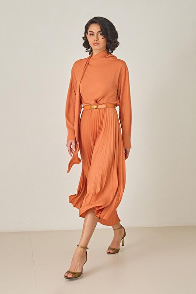 Setre Темно-помаранчева плісирована сукня міді з довгим рукавом і поясом