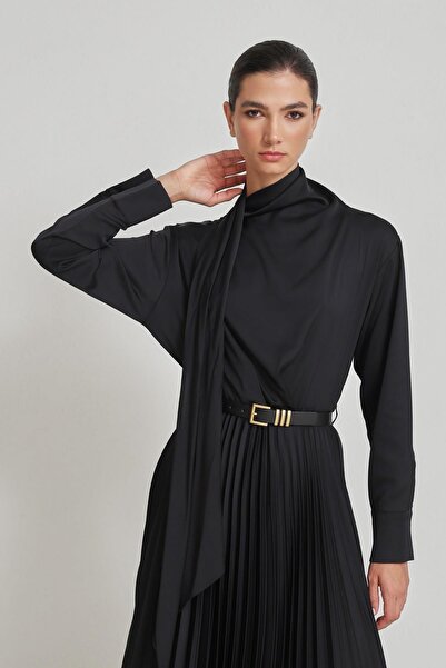 Setre Чорна сукня з поясом, з довгими рукавами та плісированою спідницею середньої довжини