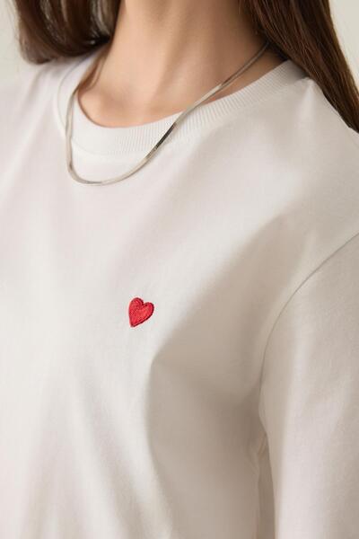 Amia&Co. Μπλουζάκι με κοντό μανίκι με λεπτομέρεια κεντήματος καρδιάς σε εκρού χρώμα