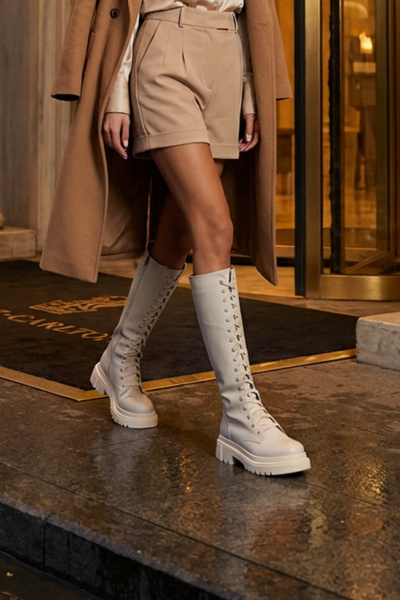 Limeo Alacsony sarkú, cipzáras, térd alatti, sima fűzős, krémszínű női csizma