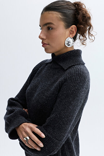Mudo Loose Fit Stand-Up Collar Wool Sweater