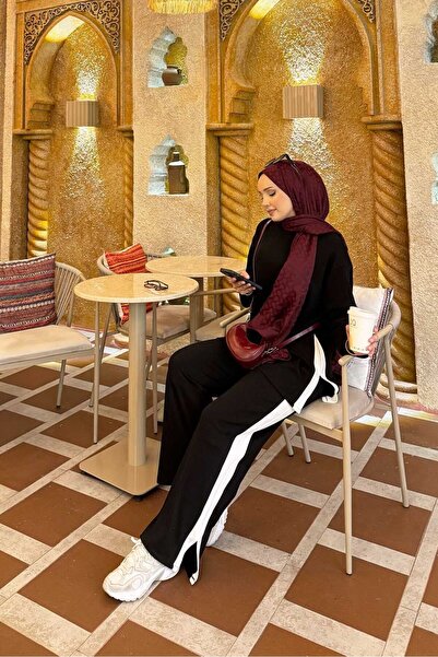 EBRUTESETTÜR بدلة مزدوجة باللون الأسود مع تفاصيل شق مخططة باللون الأبيض