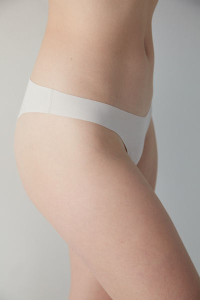 Penti Chiloți brazilian din bumbac tăiat cu laser, bej, tăiat în V