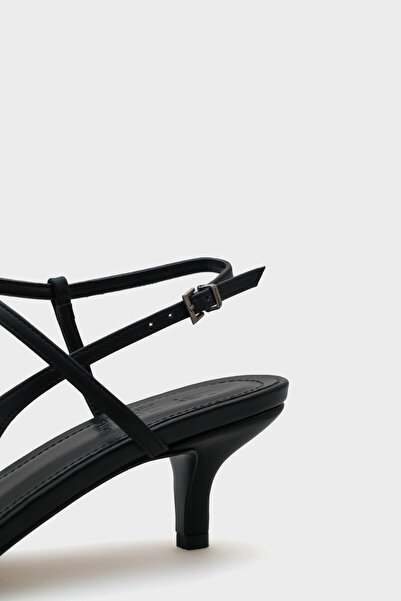 Capone Outfitters Γυναικεία παπούτσια Perla με μεσαίο τακούνι με λουράκι με μυτερή μύτη