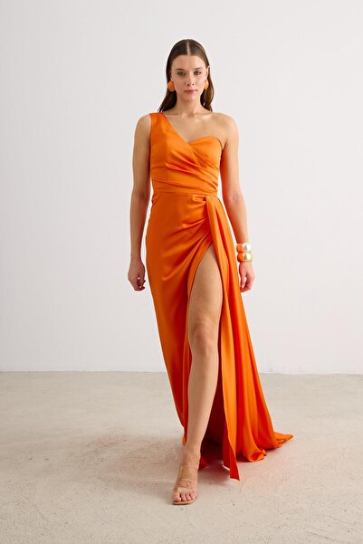 Carmen Orange Saten Tek Omuzlu Yırtmaçlı Uzun Abiye Elbise